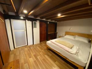 Uma cama ou camas num quarto em 90's Ghar