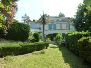 ein Haus mit einer Palme im Hof in der Unterkunft Beaux Chênes in Nérac