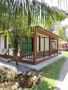 Zahrada ubytování D'Impiana Riverview Chalet # Lenggong + 37 fotografií