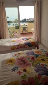 1 Schlafzimmer mit 2 Betten und Strandblick in der Unterkunft 2 bedroom apartment overlooking Mediterranean, 2 outdoor pools in Mijas Costa + 2 Fotos