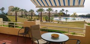 Utsikt mot bassenget på 2 bedroom apartment overlooking Mediterranean, 2 outdoor pools eller i nærheten