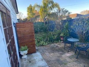 Stylish Lake Albert Cottage, Wagga Wagga外面的花园