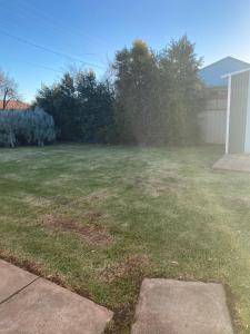 Stylish Lake Albert Cottage, Wagga Wagga外面的花园
