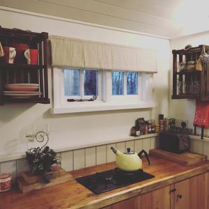 GrimstonにあるKing Nutkin Shepherds Hutのキッチン(コンロ、お茶ポット付)