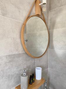 baño con espejo y lavabo en Fikas Hotel, en Naxos Chora