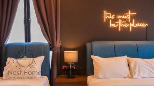 een slaapkamer met een bed en een neonbord aan de muur bij Twin Tower Residence by Nest Home【5 mins walk to CIQ】 in Johor Bahru