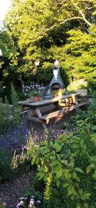 a picnic table in a garden with flowers at De Berin in Westhoek +11 photos