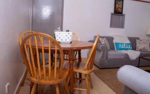 ナイロビにあるElegant Touch Home - 2 Bedroom House in Karenのダイニングルームテーブル(椅子2脚、ソファ付)