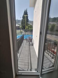 uma varanda com vista para uma piscina em B&B Villa Agrumé em Messina