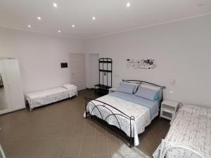 um quarto com três camas num quarto em B&B Villa Agrumé em Messina