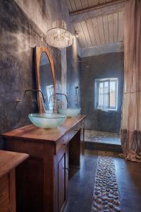 a bathroom with two sinks and a large mirror at Les Sardines aux Yeux Bleus Chambres d'Hôtes in Aigaliers