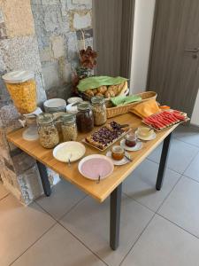 stół z jedzeniem na górze w obiekcie Penzion Marie - Žumberk w mieście Žumberk