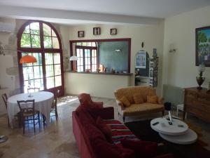ein Wohnzimmer mit einem Sofa und einem Tisch in der Unterkunft Beaux Chênes in Nérac