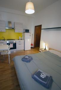 ein Schlafzimmer mit einem Bett mit Handtüchern darauf in der Unterkunft Ravenna Tourist Apartments in Ravenna