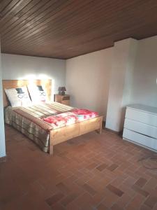 ein Schlafzimmer mit einem Bett in einem Zimmer in der Unterkunft Villa avec piscine, Jacuzzi 10/12 personnes in Cuers