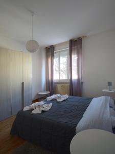 ein Schlafzimmer mit einem großen Bett mit Handtüchern darauf in der Unterkunft Ravenna Tourist Apartments in Ravenna