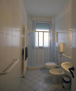 ein Bad mit einem WC und einem Waschbecken in der Unterkunft Ravenna Tourist Apartments in Ravenna