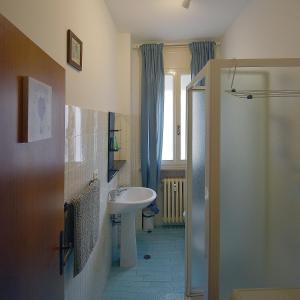 ein kleines Bad mit einem Waschbecken und einer Dusche in der Unterkunft Ravenna Tourist Apartments in Ravenna