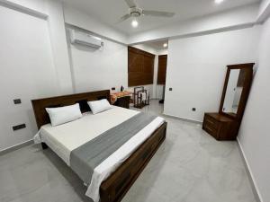 a bedroom with a large bed in a room at Luxury 2BR Apartment in Ratmalana in Ratmalana South