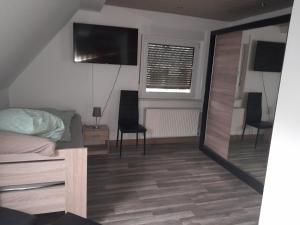 een slaapkamer met een bed, een bureau en een spiegel bij Monteurhaus in Sallgast