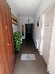 um corredor com uma porta e um tapete no chão em B&B Villa Agrumé em Messina
