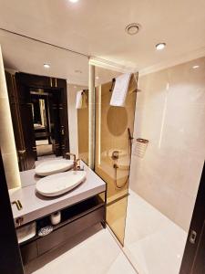 La salle de bains est pourvue de toilettes, d'un lavabo et d'une douche. dans l'établissement Asur Imperıal Hotel, à Midyat