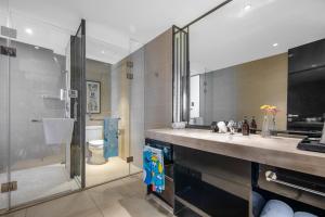 een badkamer met douche, wastafel en toilet bij Minimax Hotel Shanghai Songjiang in Songjiang