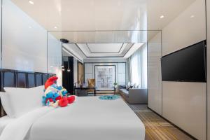 Een bed of bedden in een kamer bij Minimax Hotel Shanghai Songjiang