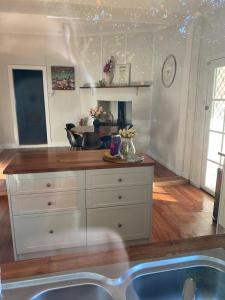 Stylish Lake Albert Cottage, Wagga Wagga的厨房或小厨房