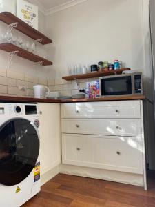 Stylish Lake Albert Cottage, Wagga Wagga的厨房或小厨房