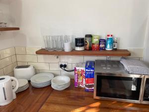 Stylish Lake Albert Cottage, Wagga Wagga的厨房或小厨房