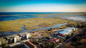 una vista aerea di una città e dell'oceano di Casa Blue Azul a Fuzeta