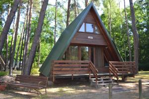 une petite cabine dans les bois avec deux bancs dans l'établissement Nowa Holandia, à Sieraków