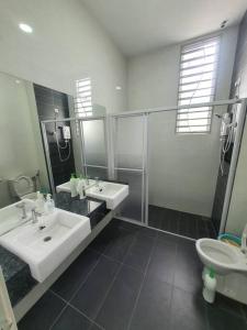 een badkamer met 2 wastafels, een douche en een toilet bij MODERN STYLISH 2STOREY HOUSE 8PAX@ALMA NEAR JUSCO in Bukit Mertajam