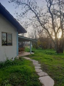 une maison avec une table de pique-nique dans un champ dans l'établissement מקום לנשום בית אירוח, à Sheʼar Yashuv