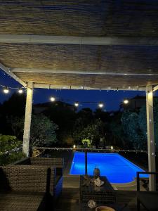 uma piscina azul à noite com luzes em Cannes charming villa private pool garden 1,7 kms from sea and sand beach em Le Cannet