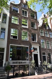 Un edificio de ladrillos con TV firmada en él en ITC Hotel en Ámsterdam