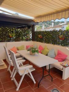 Biały stół i krzesła na patio w obiekcie CASA RURAL EN URB LAs TRUCHAS-EL BOSQUE w mieście El Bosque