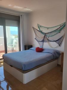 Giường trong phòng chung tại Ático Loft Vera Playa