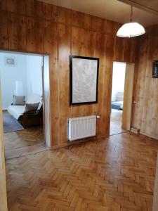 un soggiorno con pareti in legno e pavimenti in legno di Apartament Park Redena a Chorzów