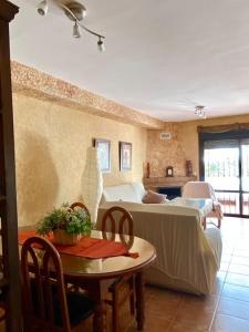 een woonkamer met een bank en een tafel bij CASA RURAL EN URB LAs TRUCHAS-EL BOSQUE in El Bosque