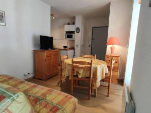 Μια τηλεόραση ή/και κέντρο ψυχαγωγίας στο Appartement 2 pièces au centre de Cauterets - FR-1-234-148