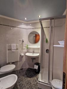 Et badeværelse på Hotel Akelei + 102 billeder