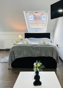 Кровать или кровати в номере Schönes zentrales Appartment mit TIEFGARAGE