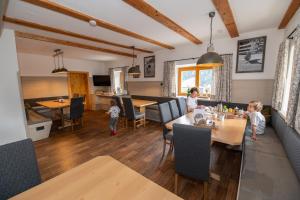 two children are sitting at a dining room table at Obergersbach in Floitensberg