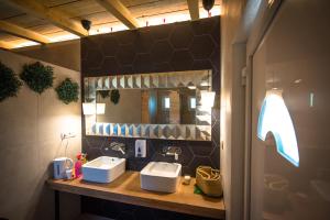 W łazience znajduje się umywalka i lustro. w obiekcie Rock Oak Camp w mieście Imotski