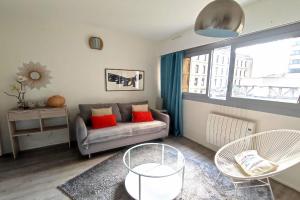 salon z kanapą, krzesłami i oknem w obiekcie Studio of 27m in downtown w mieście Bordeaux
