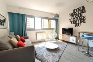 salon z kanapą i telewizorem w obiekcie Studio of 27m in downtown w mieście Bordeaux