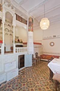 Habitación grande con mesa y sillas. en Traditional Karpathian house en Kárpatos