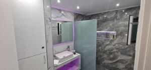 雅典的住宿－Luxury apartment in Attiki，一间带水槽和镜子的浴室